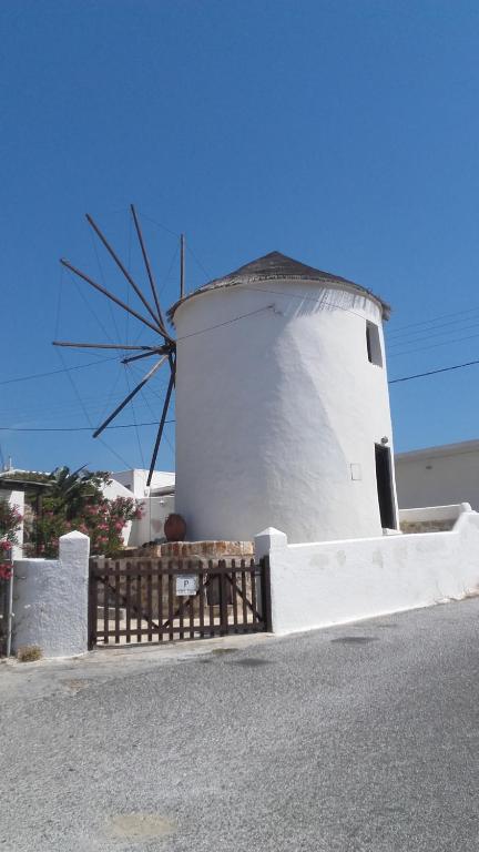 セリフォス・ホラにあるThe Windmill Serifosの風車の後ろの白灯台
