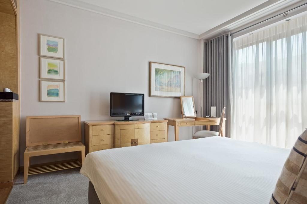 Televízia a/alebo spoločenská miestnosť v ubytovaní Melia Athens