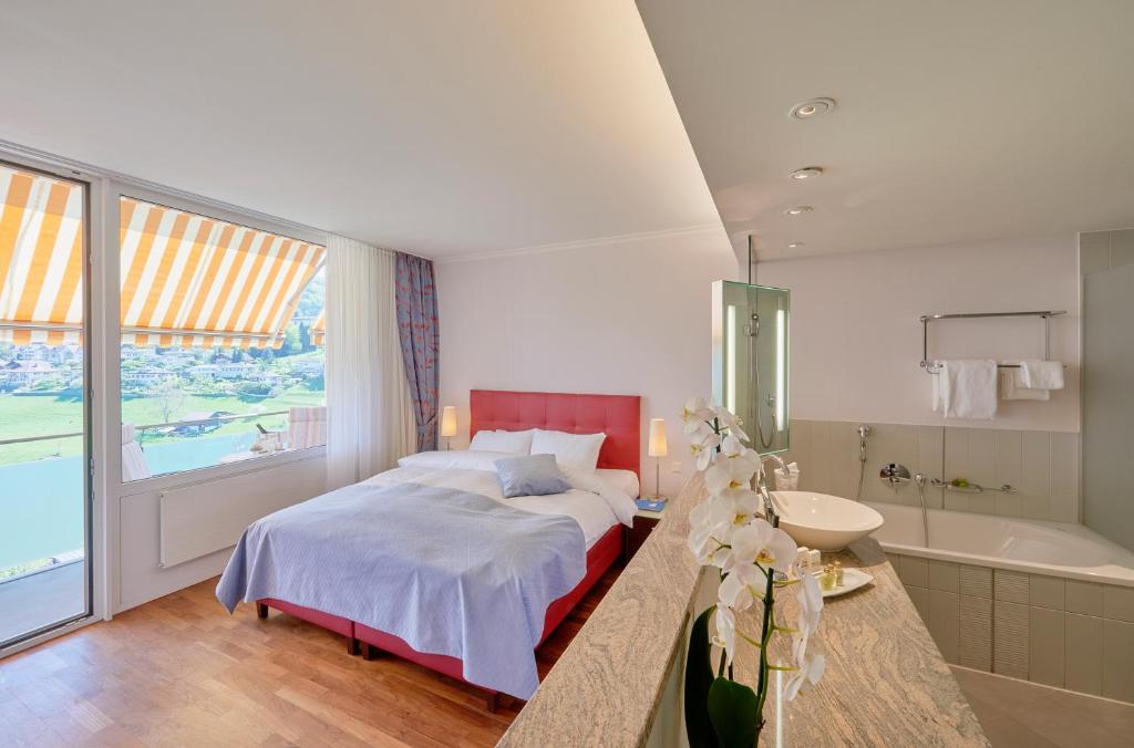 Postel nebo postele na pokoji v ubytování Hotel Eden Spiez