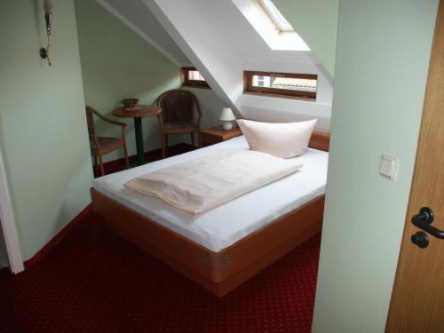 Postel nebo postele na pokoji v ubytování La Rustica Altstadthotel