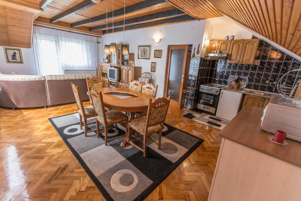 cocina y comedor con mesa y sillas en Apartman Ružica en Ogulin