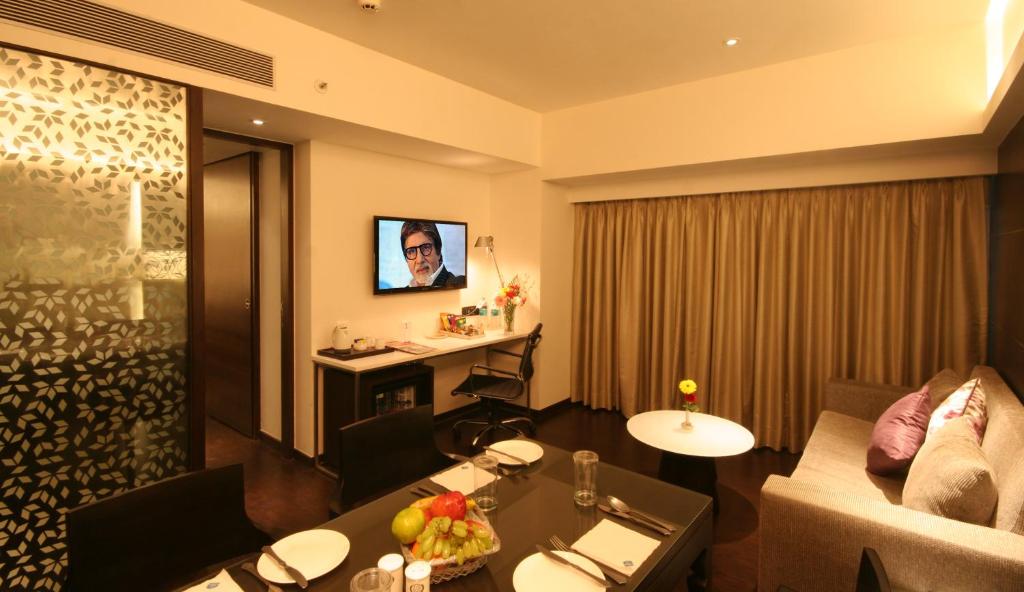 TV a/nebo společenská místnost v ubytování The Sahil Hotel