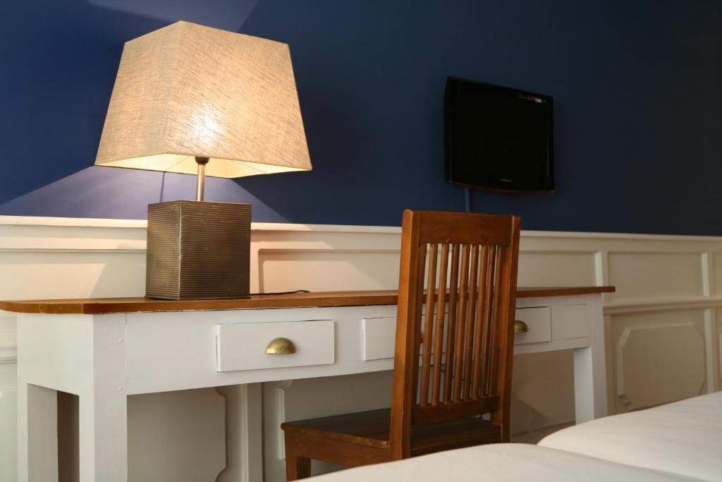 Televízia a/alebo spoločenská miestnosť v ubytovaní Hotel Vostra Llar