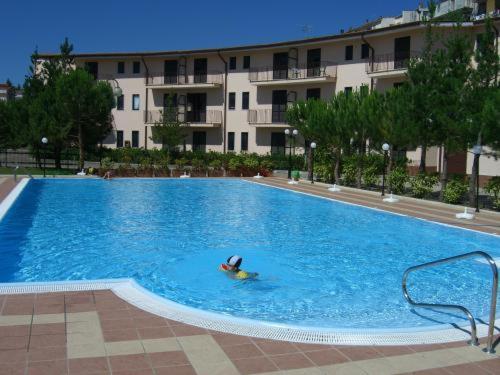 eine Person, die in einem großen Pool schwimmt in der Unterkunft Hotel Ambasciatori in Calitri