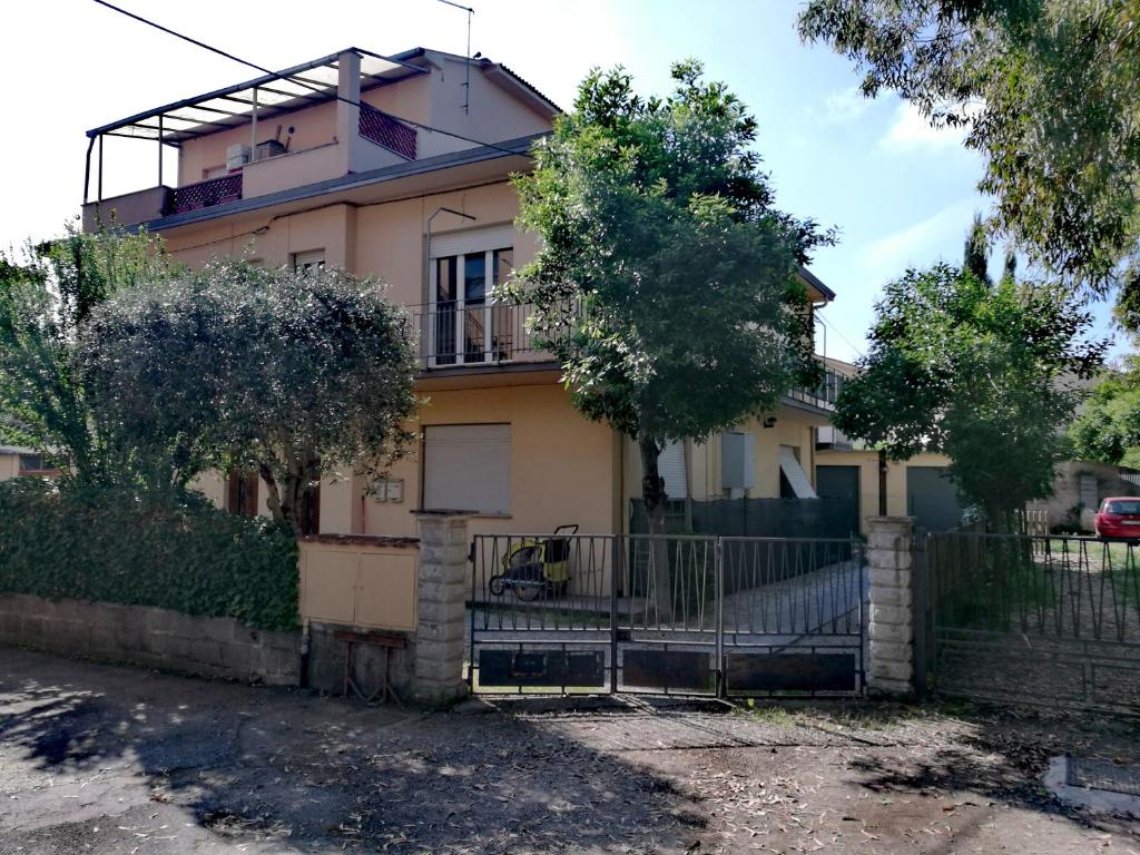 ein Haus mit einem Tor davor in der Unterkunft Il Merlo in Pisa