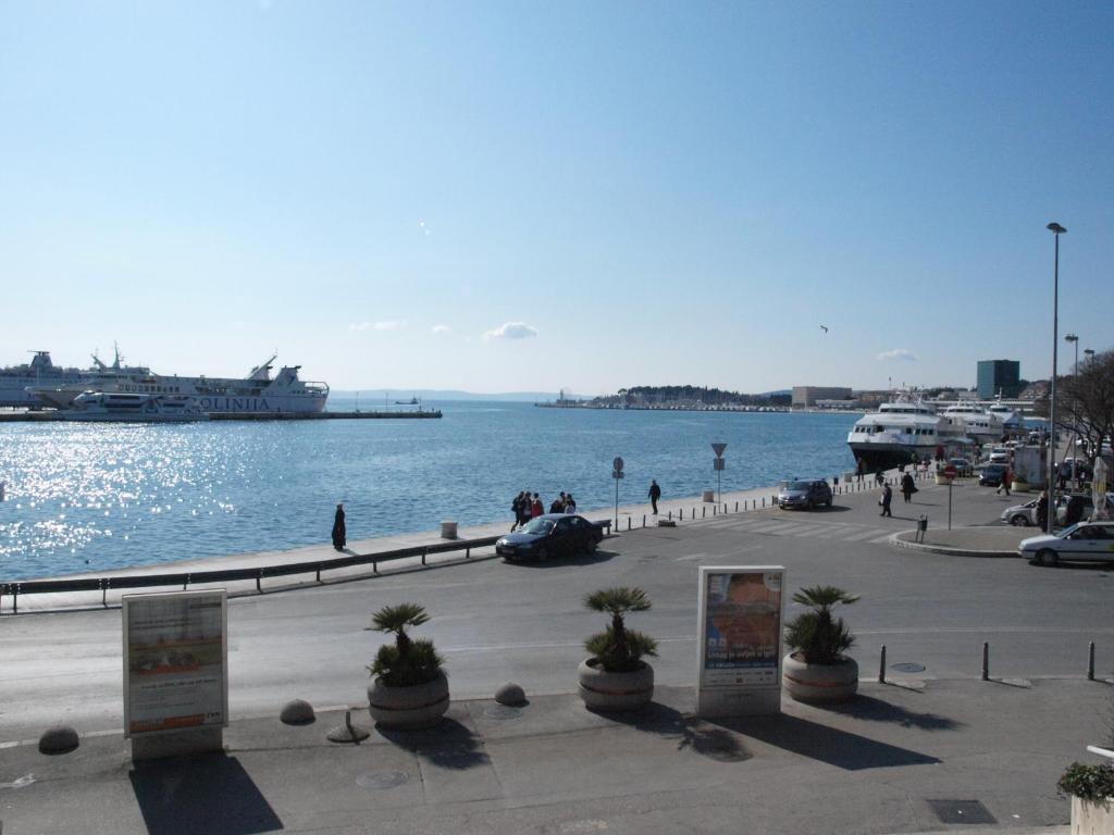 una gran masa de agua con muelle y barcos en Damira Rooms en Split