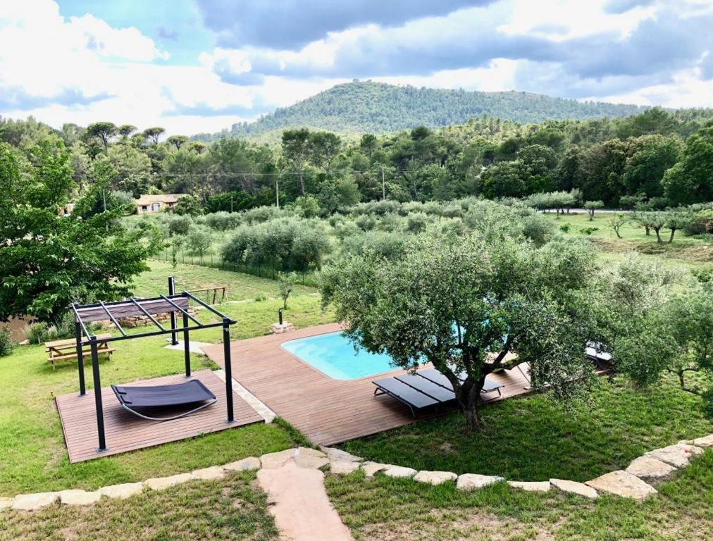 an overhead view of a swimming pool in a yard at La Villa aux Oliviers in Le Val