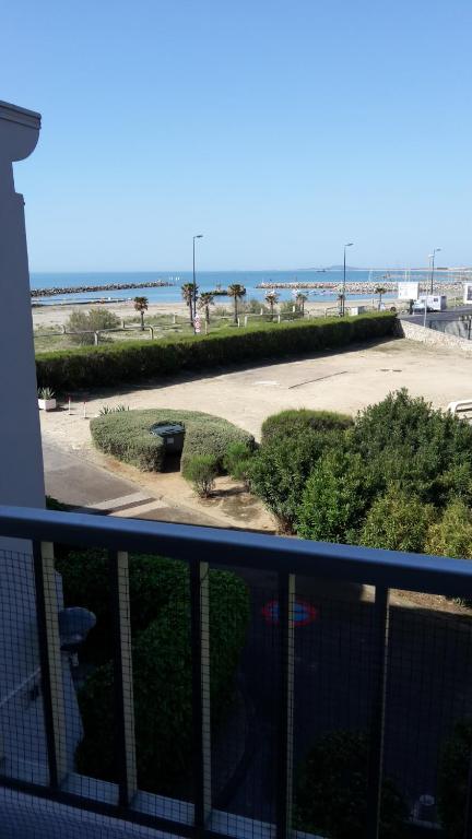 einen Balkon mit Blick auf den Strand in der Unterkunft Mer - Plage Lazaret in Sète