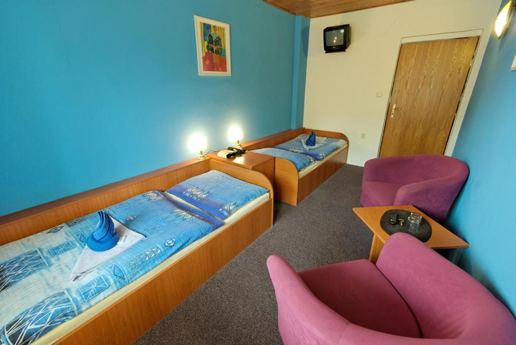 
Twin Room with Shared Bathroom
