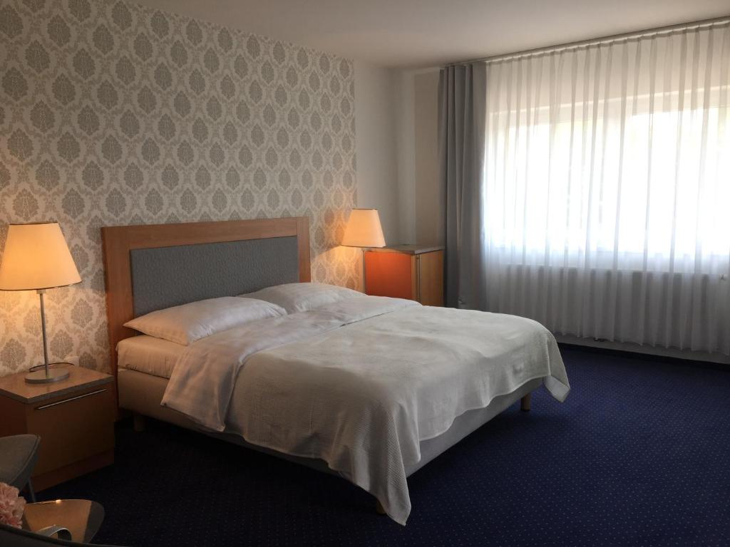 Postel nebo postele na pokoji v ubytování Hotel Dvůr