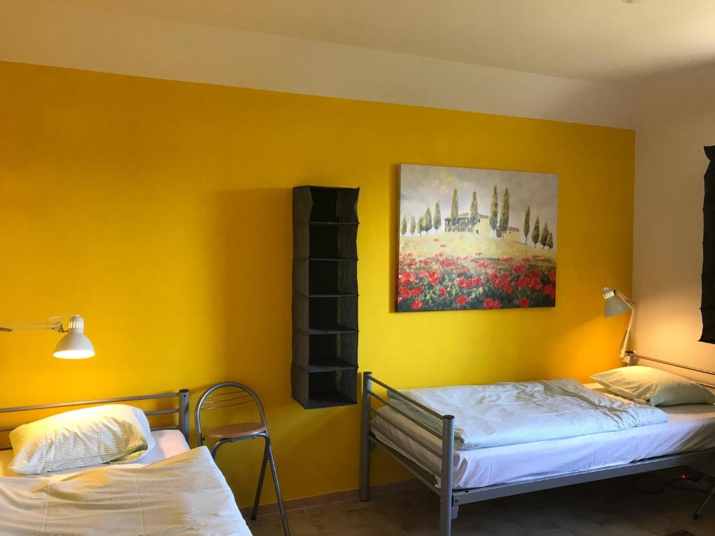 Duas camas num quarto com paredes amarelas em Elbdeichkoje de Monteure & Urlauber em Tespe