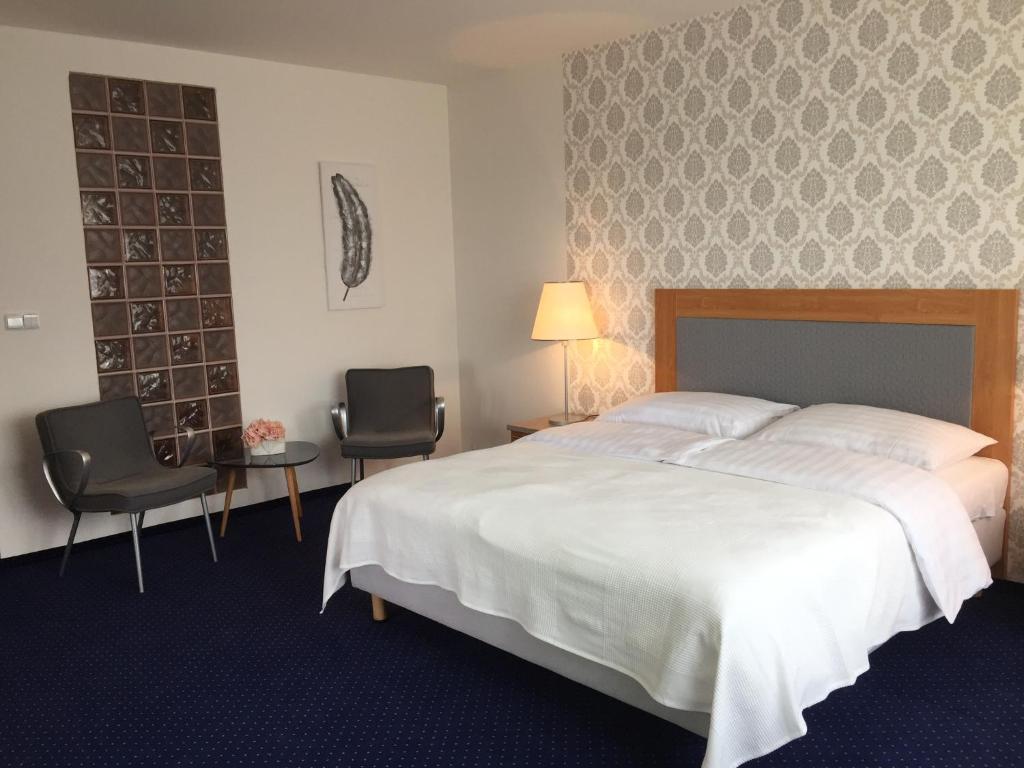 Postel nebo postele na pokoji v ubytování Hotel Dvůr