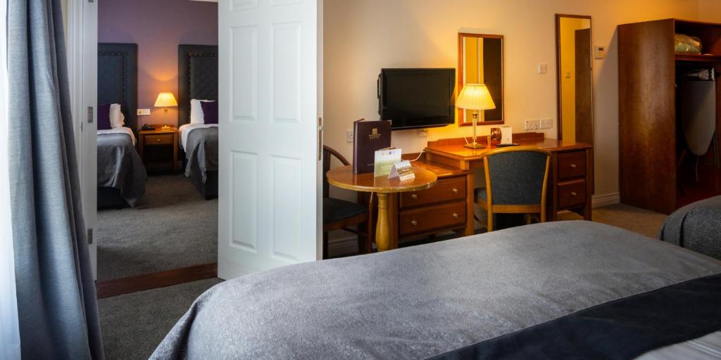 Postel nebo postele na pokoji v ubytování Inishowen Gateway Hotel