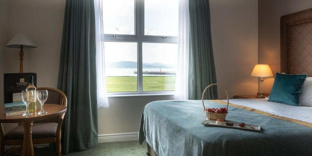 Postel nebo postele na pokoji v ubytování Inishowen Gateway Hotel