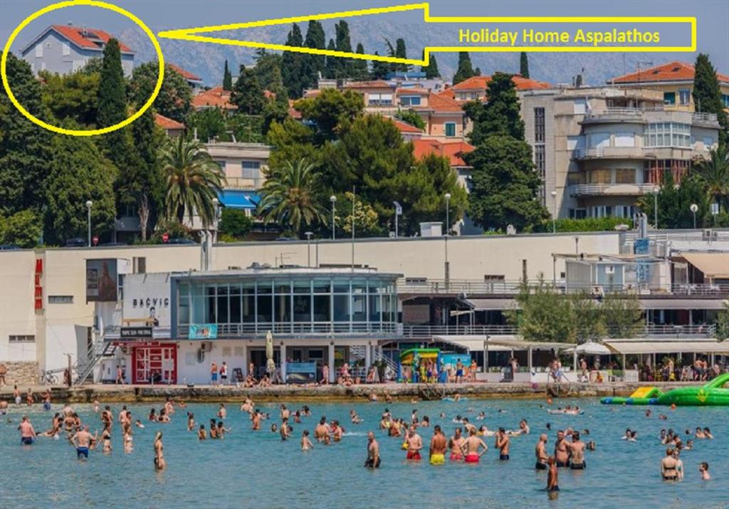 Hostia v ubytovaní Holiday Home Aspalathos - with free parking, near the beach, a few minutes' walking distance to the UNESCO Palace