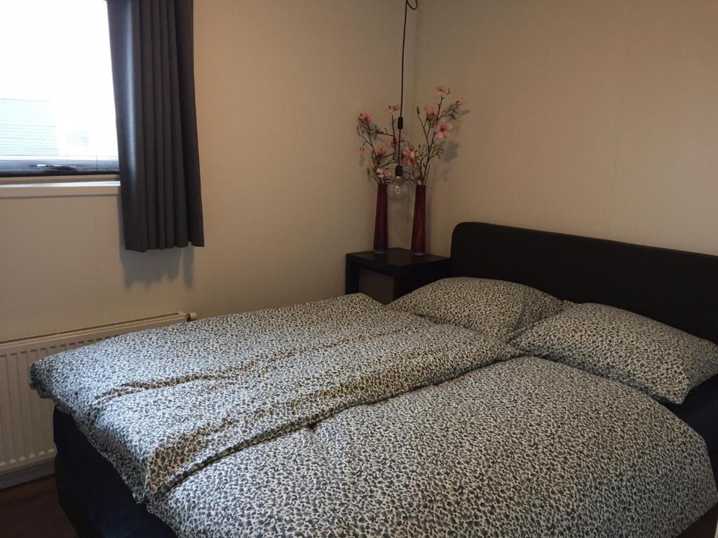 Postel nebo postele na pokoji v ubytování Olmenduin | Chalet 26 | Zeeland