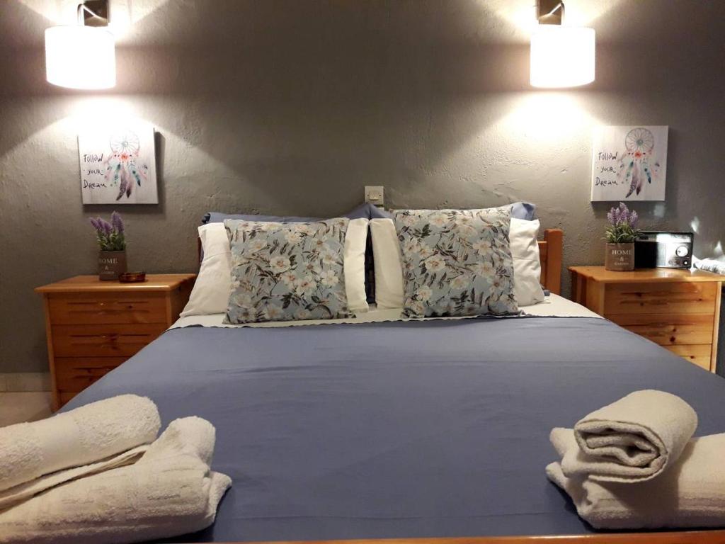Postel nebo postele na pokoji v ubytování Stergiou Rooms
