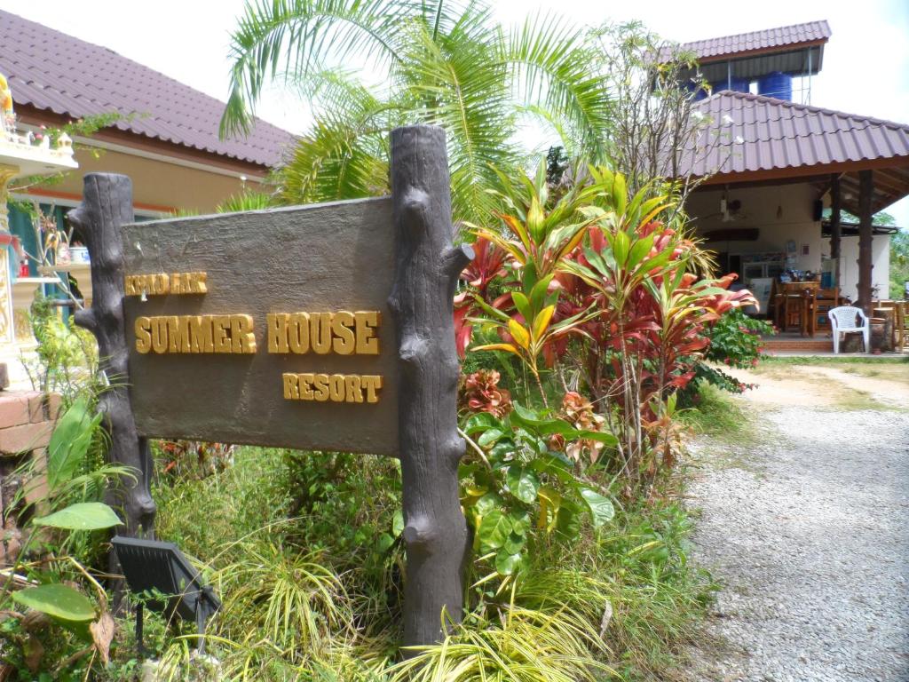 ein Schild für ein geheimes Haus vor einem Haus in der Unterkunft Khaolak Summer House Resort in Khao Lak
