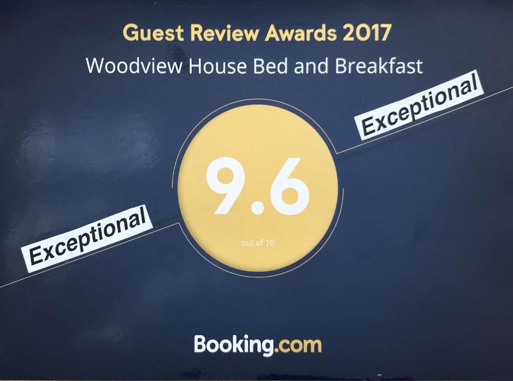 ein Schild für einen Gast in einem Bed & Breakfast in der Unterkunft Woodview House Bed and Breakfast in Cork