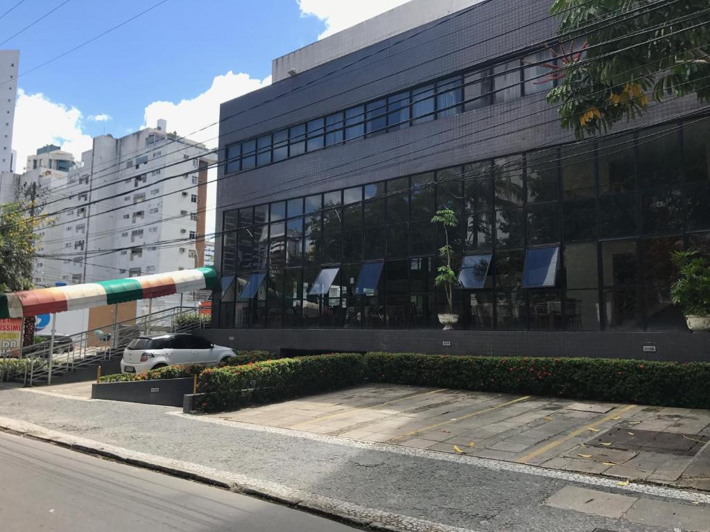 um edifício com mesas e cadeiras em frente em Rede Andrade Onda Mar em Recife