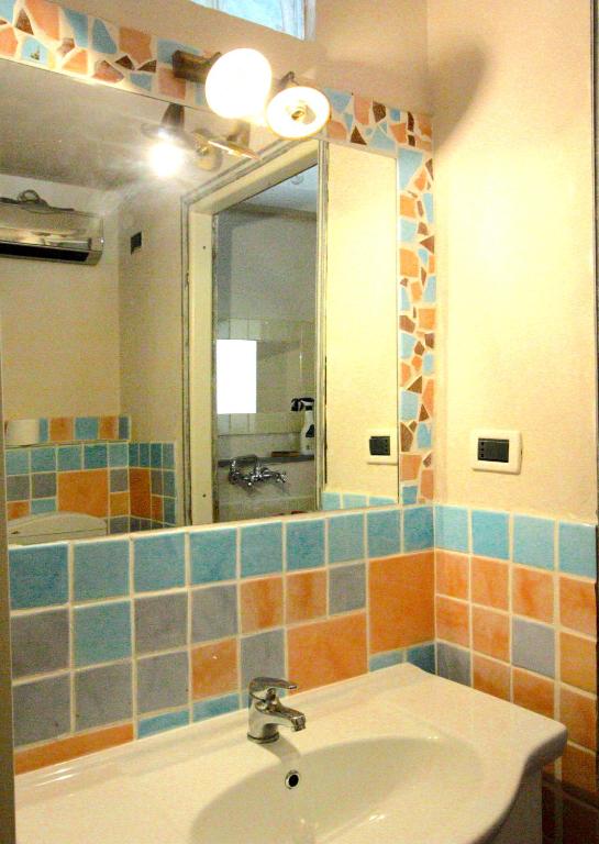 A bathroom at Il Giardino Apartment