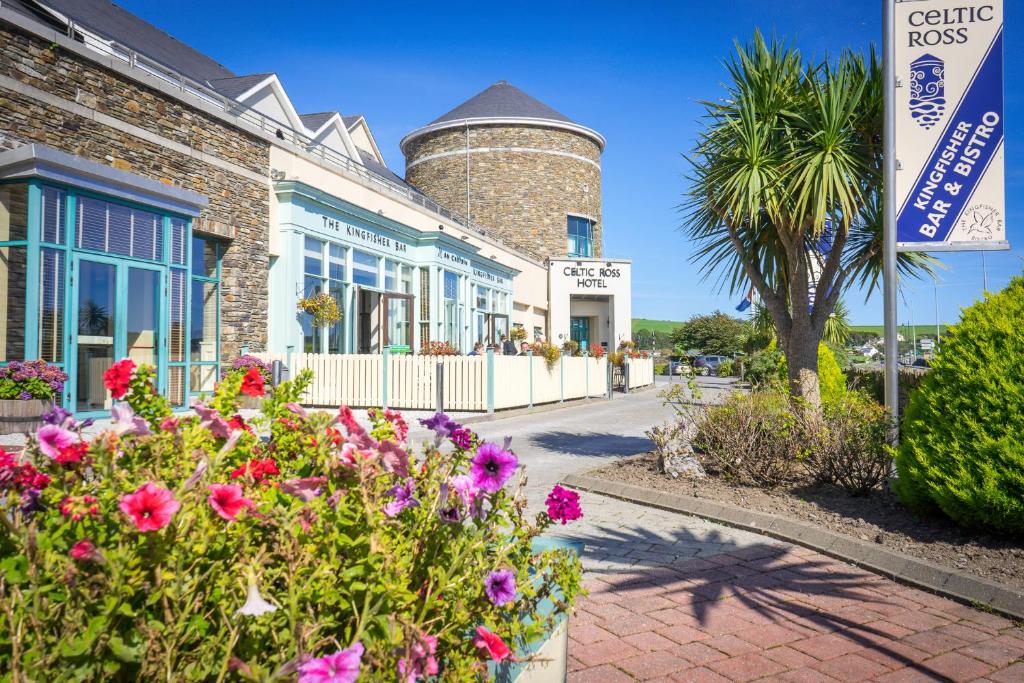 eine Straße mit Blumen vor einem Gebäude in der Unterkunft Celtic Ross Hotel & Leisure Centre in Rosscarbery