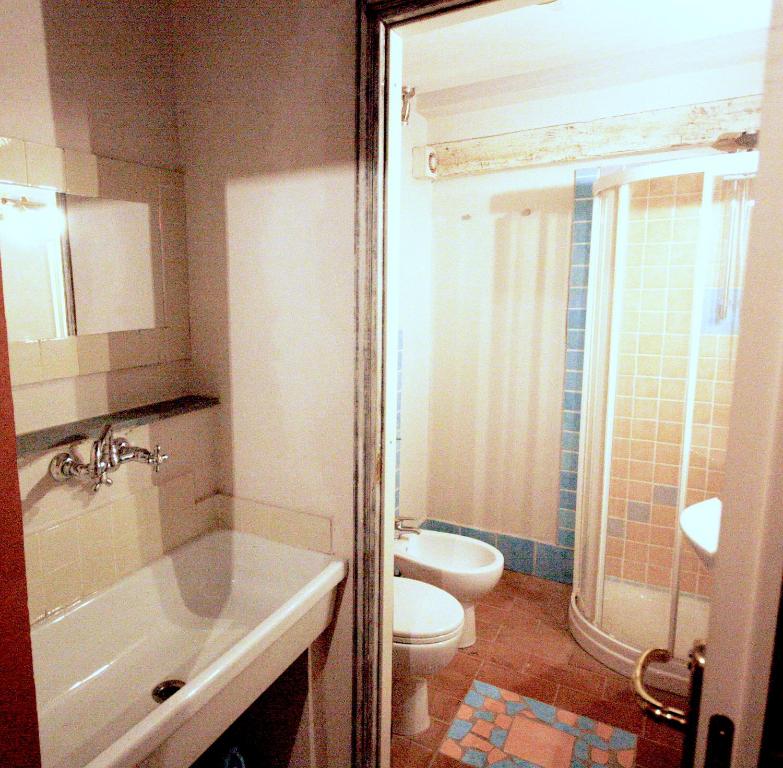 A bathroom at Il Giardino Apartment