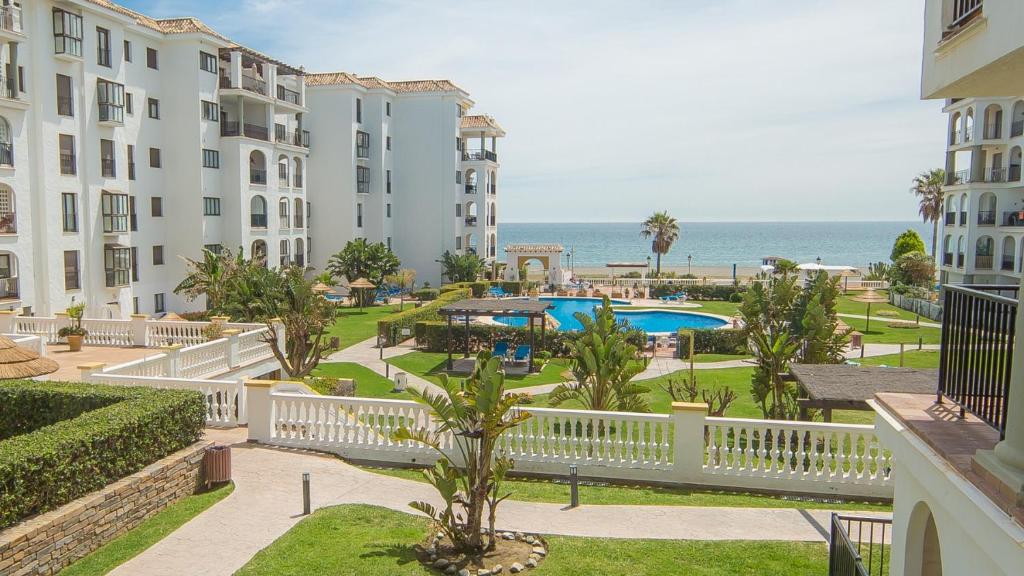 Bazén v ubytovaní Marina de la Duquesa 312 alebo v jeho blízkosti