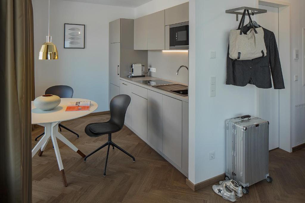 Kuchyň nebo kuchyňský kout v ubytování DD Suites Serviced Apartments