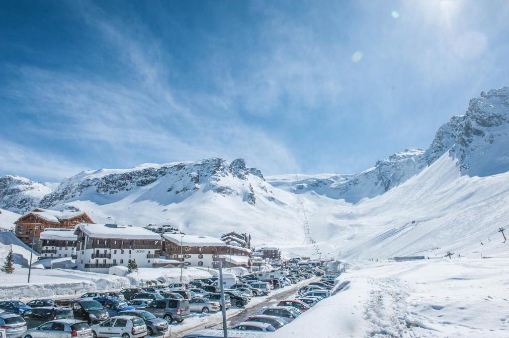 a line of cars parked in a snow covered mountain at Résidence Pierre & Vacances Inter-Résidences in Tignes