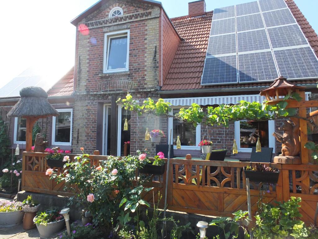 une maison avec des panneaux solaires sur le toit dans l'établissement Fischhus Bormann, à Sassnitz