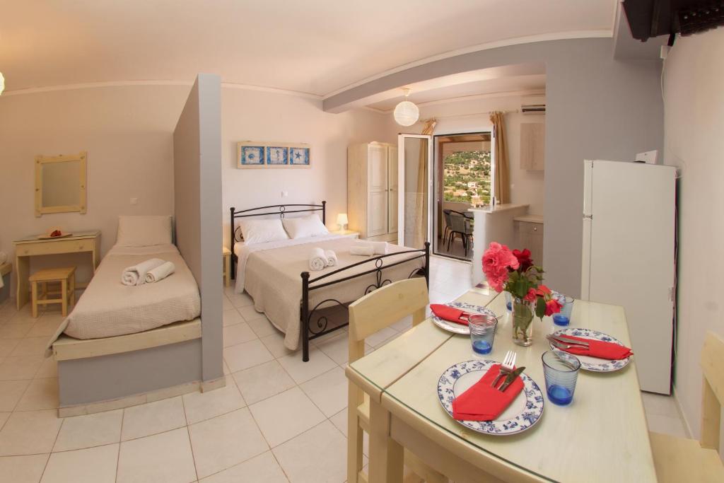 a room with a kitchen and a bedroom with a bed at Minas Apartments in Divarata