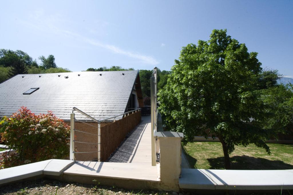 Zahrada ubytování Gîte clair, spacieux et cosy avec vue sur le massif de la Chartreuse