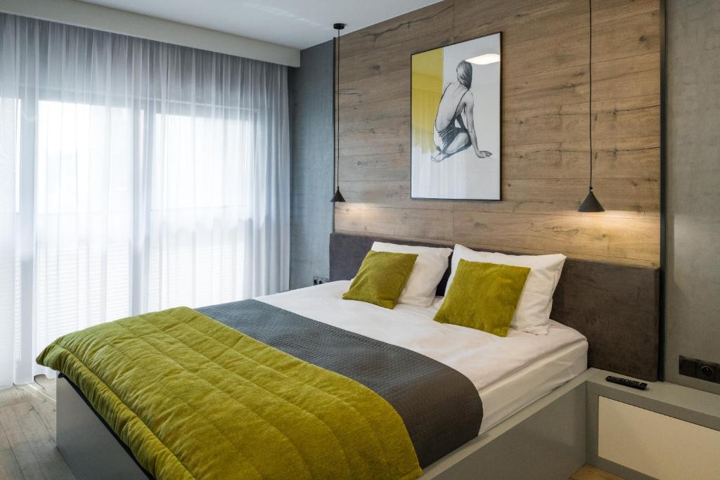 een slaapkamer met een groot bed met een houten hoofdeinde bij Exclusive Apartment Solna 1 in Krakau