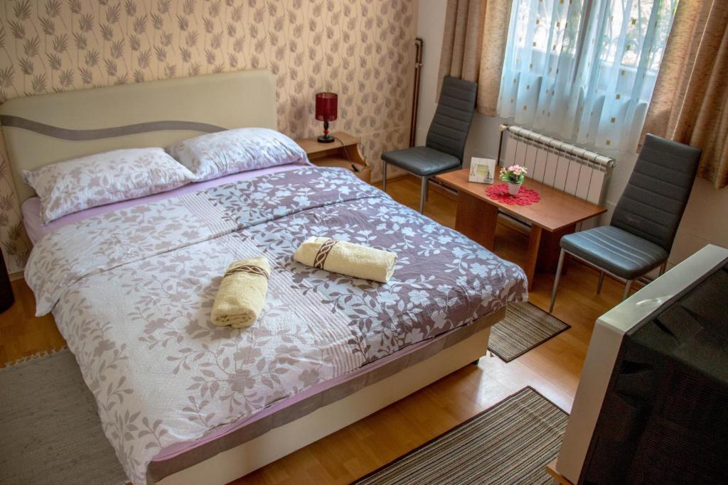 Una cama o camas en una habitación de Guest House Kevser
