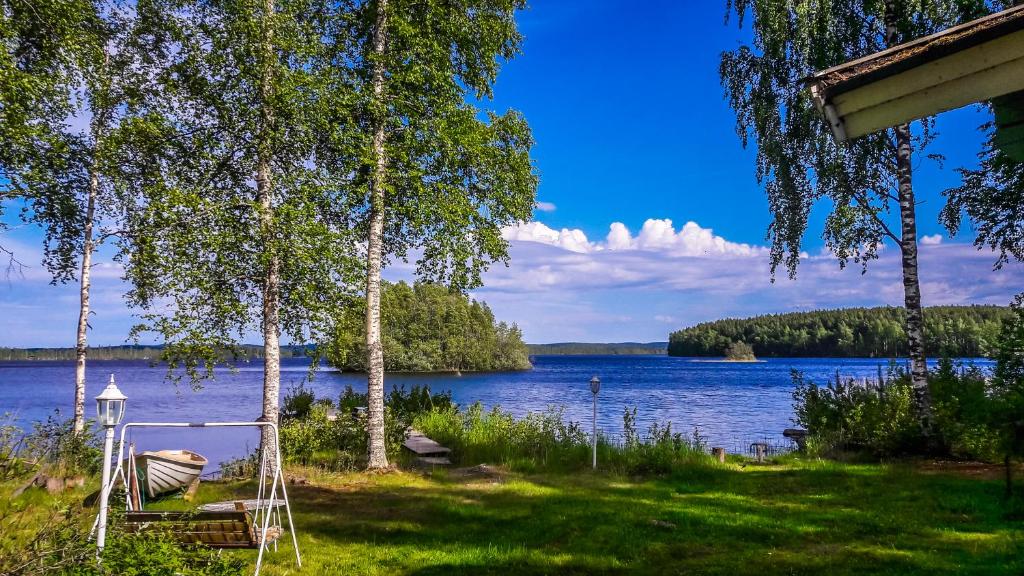 Cette maison offre une vue sur le lac. dans l'établissement Villa North Karelia by offerhut 25, à Onkamon Kannas