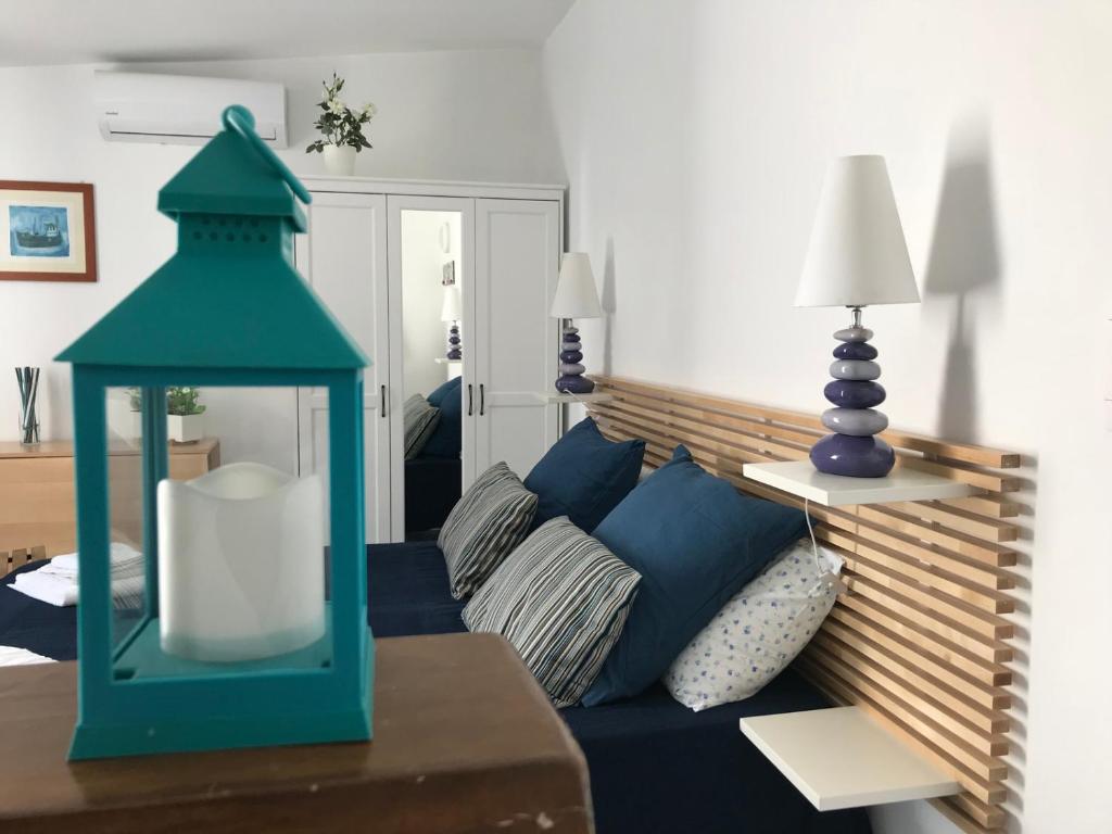 加埃塔的住宿－Vic e Vicariell，客厅配有蓝色的沙发和桌子