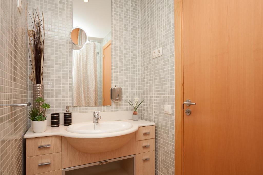 łazienka z umywalką i lustrem w obiekcie Apartment Beach Front Canet w mieście Canet de Mar
