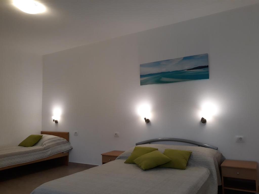 Łóżko lub łóżka w pokoju w obiekcie Apartments Jeličić
