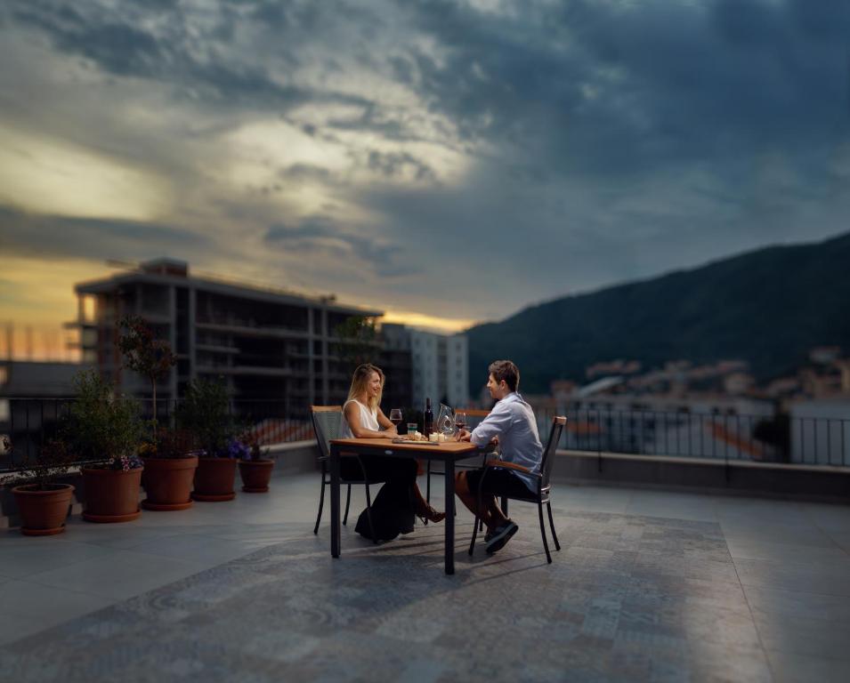 Nespecifikovaný výhled na hory nebo výhled na hory při pohledu z hotelu