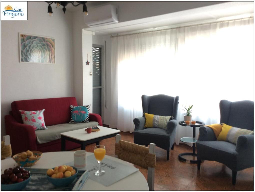 uma sala de estar com cadeiras e uma mesa em Can Pinyana em Torreblanca