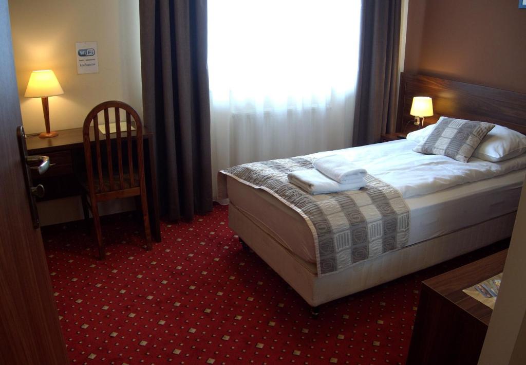 Łóżko lub łóżka w pokoju w obiekcie Hotel Kochanów