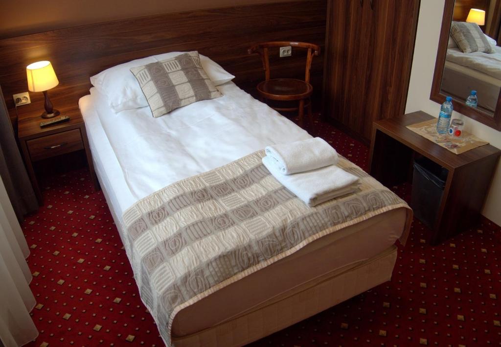 Łóżko lub łóżka w pokoju w obiekcie Hotel Kochanów