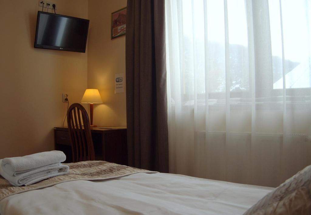 Łóżko lub łóżka w pokoju w obiekcie Hotel Kochanów