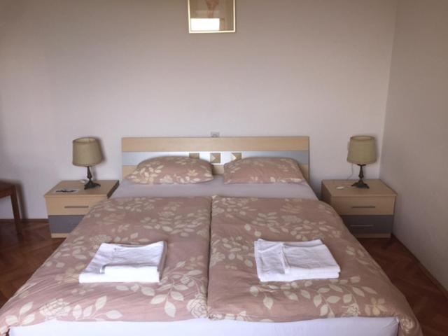 Postel nebo postele na pokoji v ubytování Apartments and Rooms Ješelnik