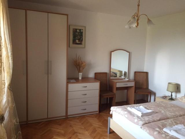 Postel nebo postele na pokoji v ubytování Apartments and Rooms Ješelnik