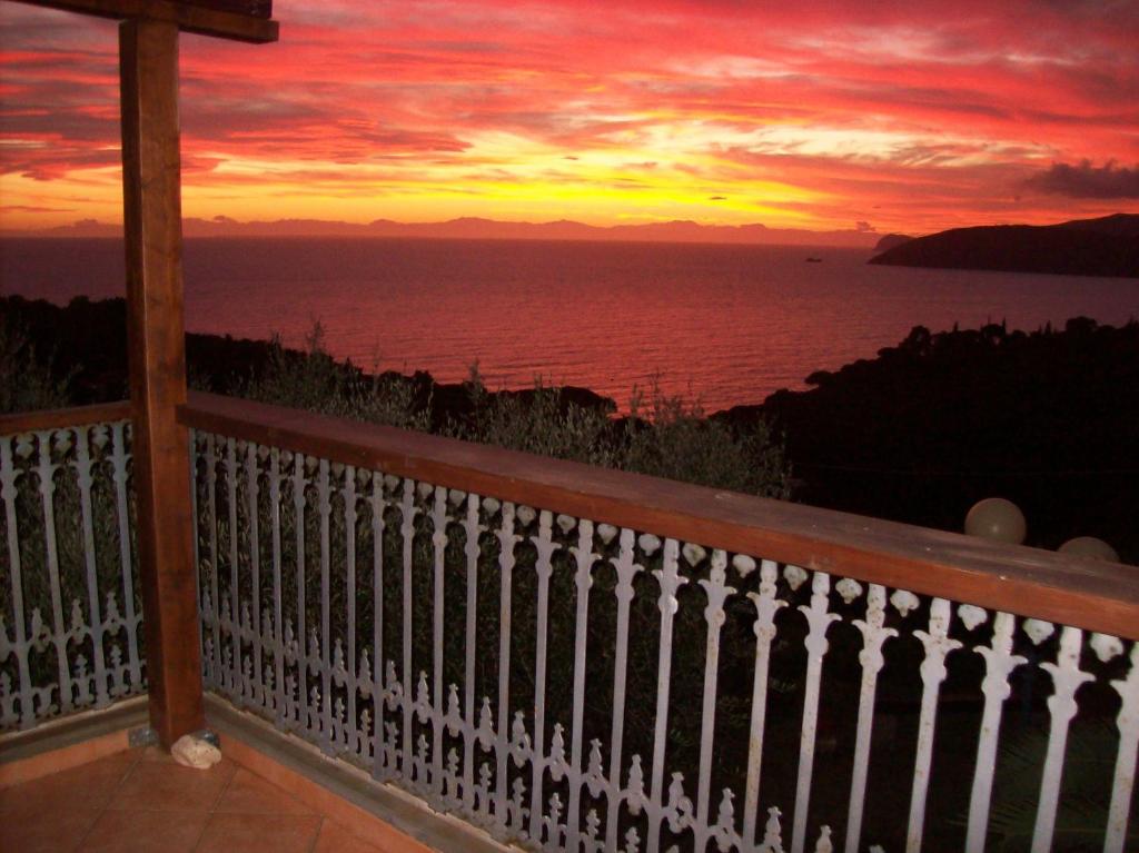 puesta de sol desde el balcón de una casa en Villatramontistella, en Capoliveri