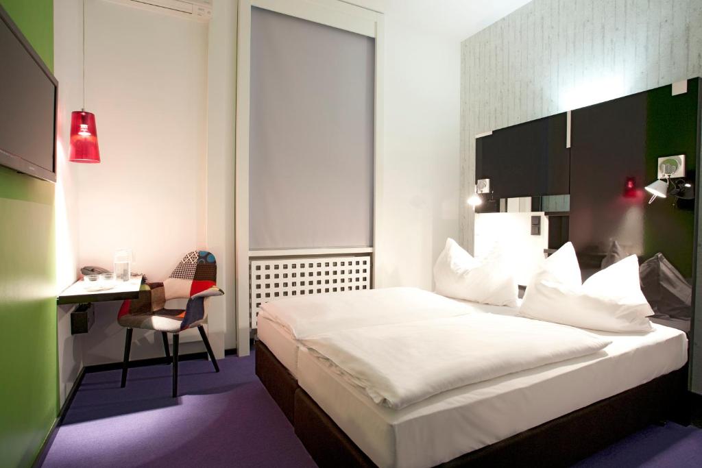 Postel nebo postele na pokoji v ubytování Hotel Cristall - Frankfurt City