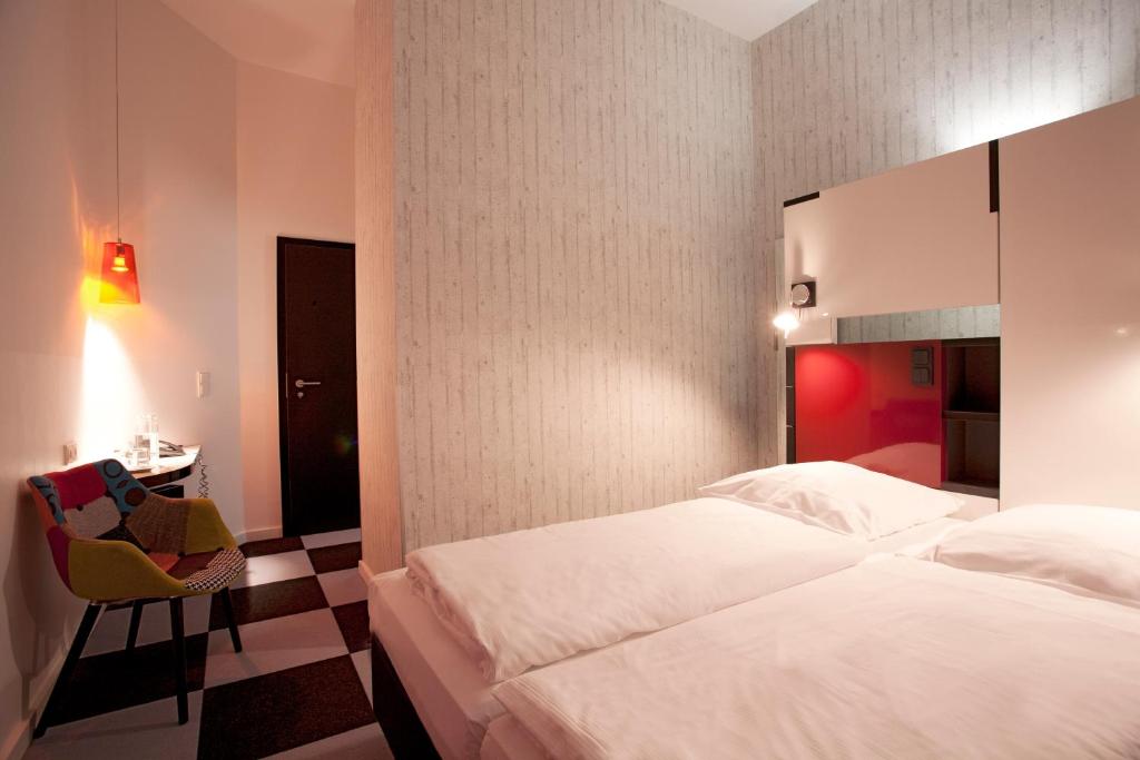 Postel nebo postele na pokoji v ubytování Hotel Cristall - Frankfurt City