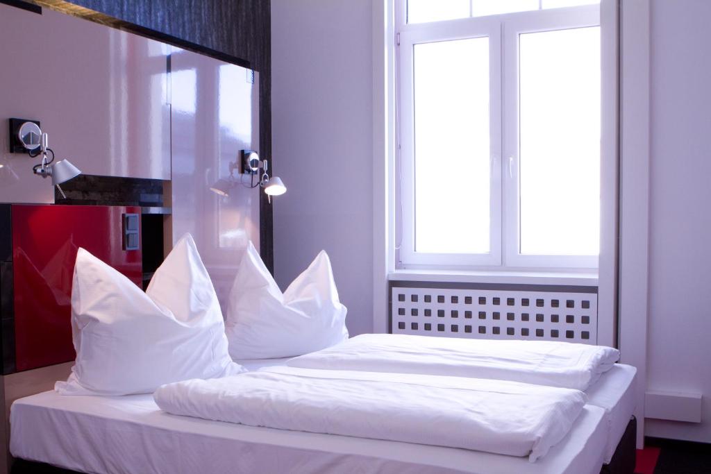 Postel nebo postele na pokoji v ubytování Hotel Cristall - Frankfurt City